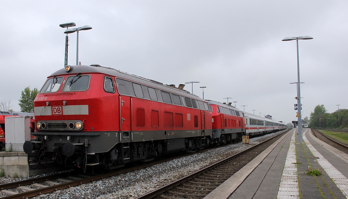 DB 218 830-8(ex 218 305, REV/HB X/03.03.15, Verl/LHG 9/20.02.22) mit 218 483-6(REV/RK/25.02.15, Verl/RK/14.01.22) mit IC 2311. Niebll 16.05.2021