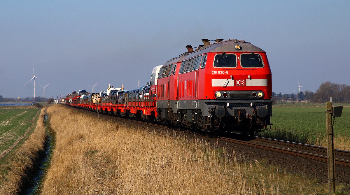 DB 218 830-8(HB X/03.03.15, LHG9/04.01.23) und 389-5 mit SyltShuttle gen Niebüll. Bü Triangel 20.03.2022