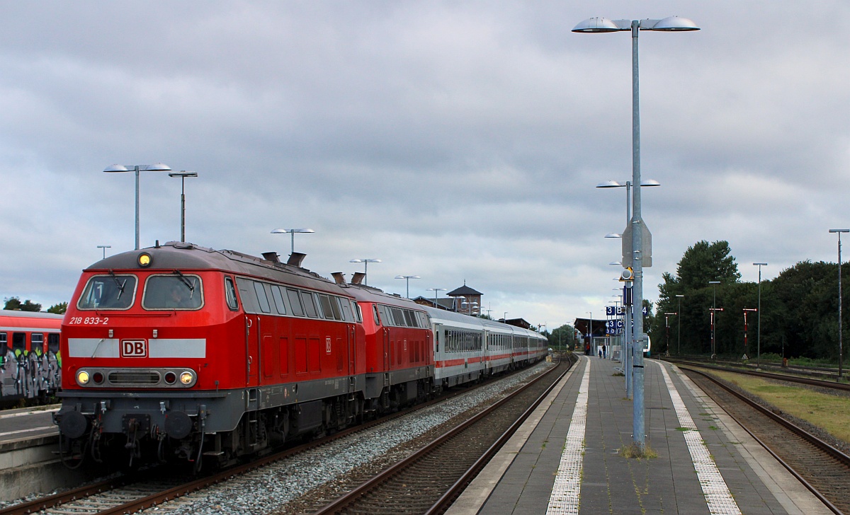 DB 218 833-2 REV/HB X/27.09.13, Verl/BRGB A/26.09.20, Verl/BCS X/26.09.21(ex 218 383) und DB 218 825-8 REV/HB X/10.08.15, Verl/ANB/28.07.22(ex 218 237) mit dem IC 2311 nach Karlsruhe. Niebüll 28.08.21