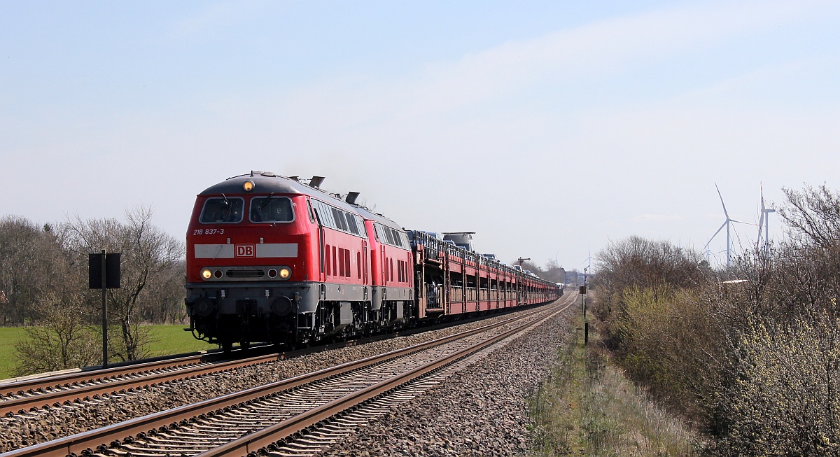 DB 218 837-3 und 218 390-3 mit SyltShuttle nach Westerland. Dreieckskoog 18.04.2021