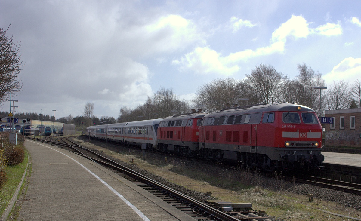 DB 218 837-3(REV/HB X/21.03.14, Verl/ANB/04.02.22) und 218 830-8(REV/HB X/03.03.15, Verl/LHG 9/20.02.22) mit IC 2214 Einfahrt Husum. 05.04.2021