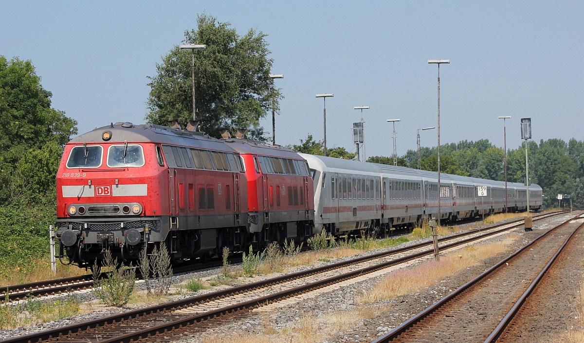 DB 218 839-9(ex 218 317, REV/HB X/14.05.14) und 831-6(ex 218 394, REV/HB X/18.02.14) mit dem IC 2375 nach Karlsruhe passieren hier Husum-Nord 24.07.18