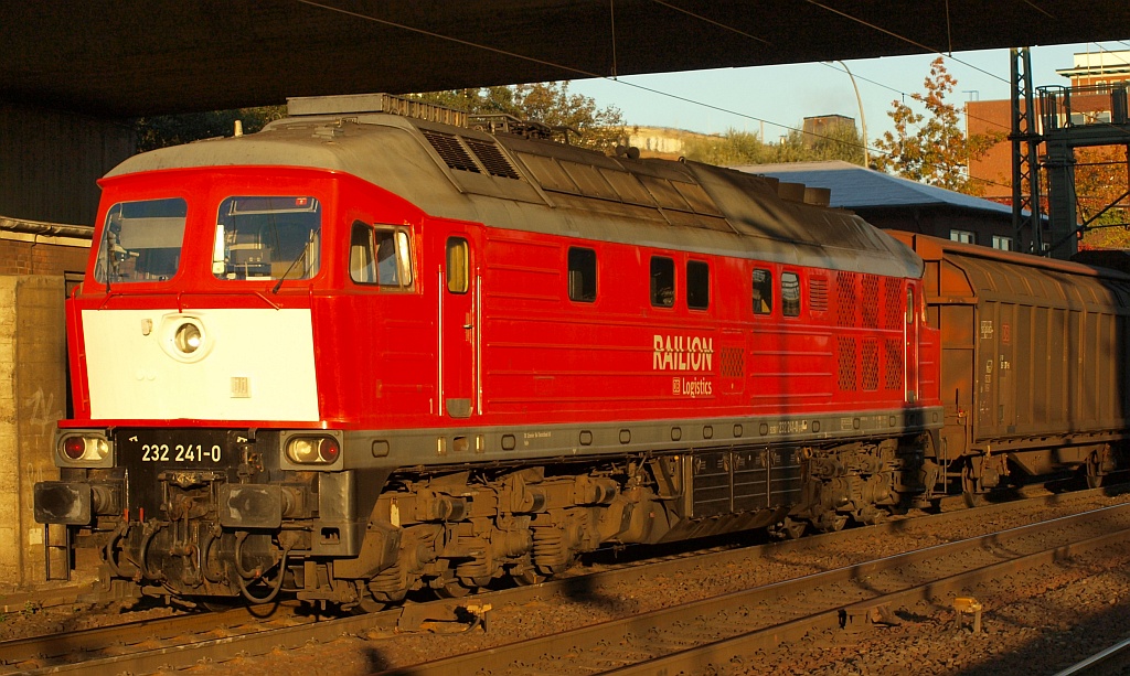 DB 232 241-0 dieselt hier bei aufgehender Sonne am Morgen des 15.10.2011 mit einem kurzen Gz durch Hamburg-Harburg.