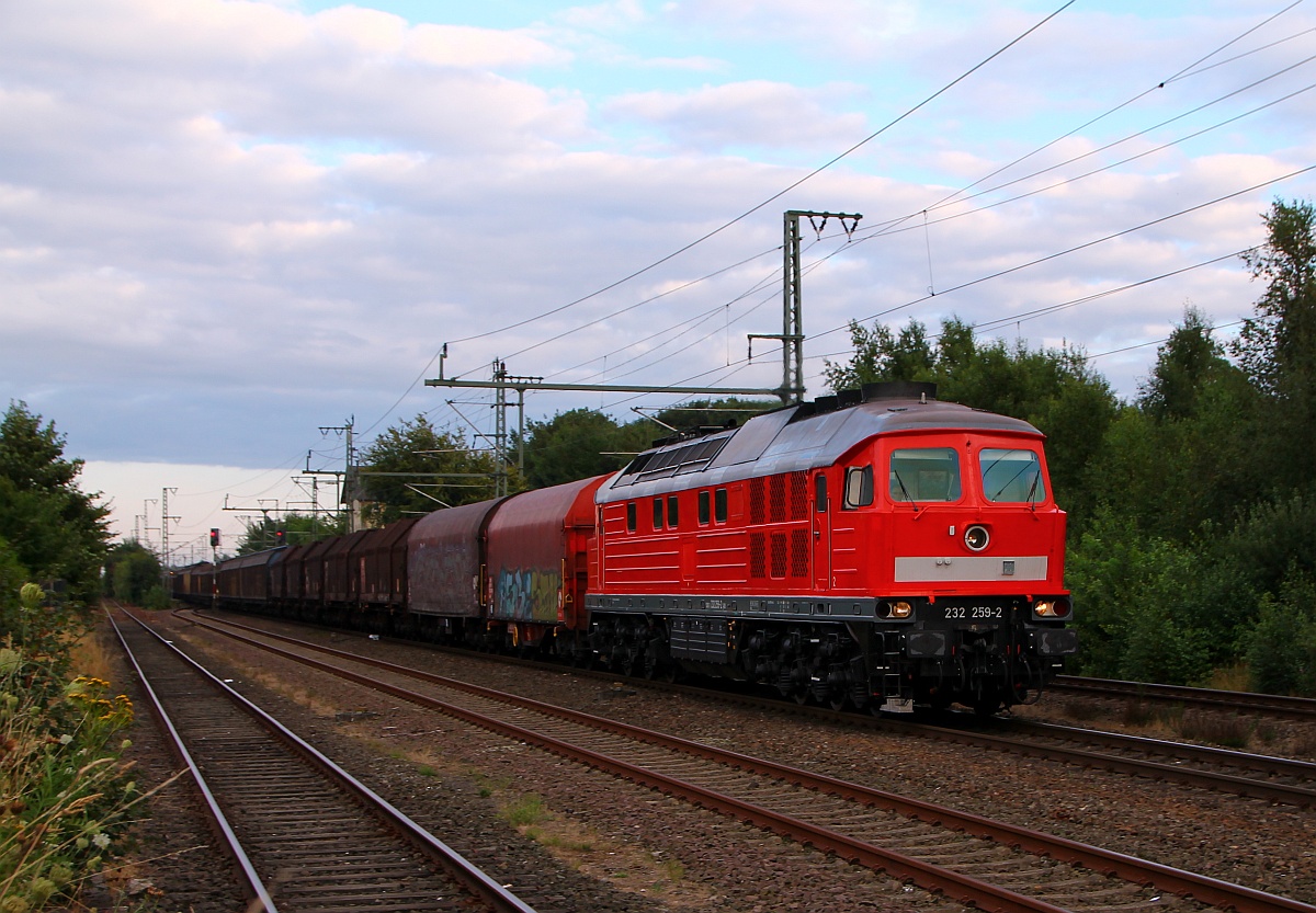 DB 232 259-2 sieht man an das erst vor kurzem eine neue HU(BCS X/30.04.14) bekommen hat, alles glänzt noch selbst die  Schuhe ...hier dieselt sie mit dem EZ/GD 47416 aus Neumünster kommend durch Jübek und wird gleich Richtung Husum  abbiegen . Jübek 30.07.2014