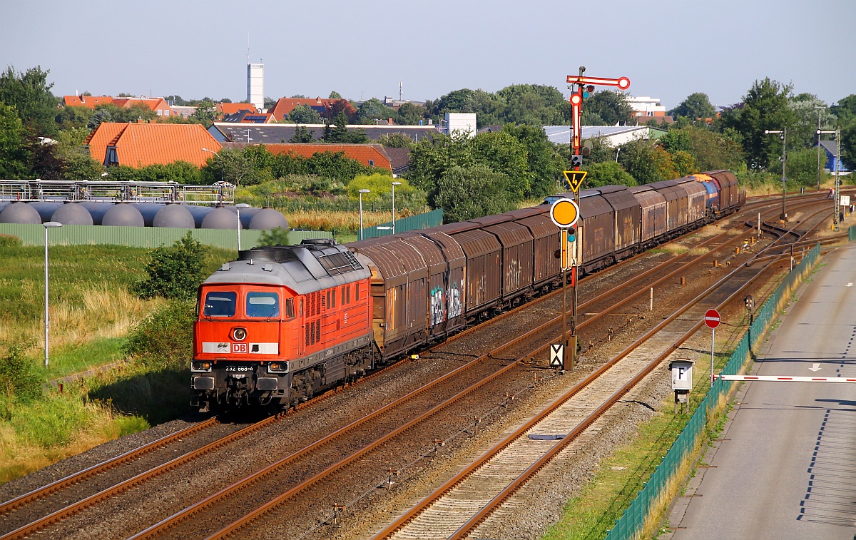 DB 232 668-4 mit Umleiter nach Maschen verlässt hier Niebüll, 22.07.14