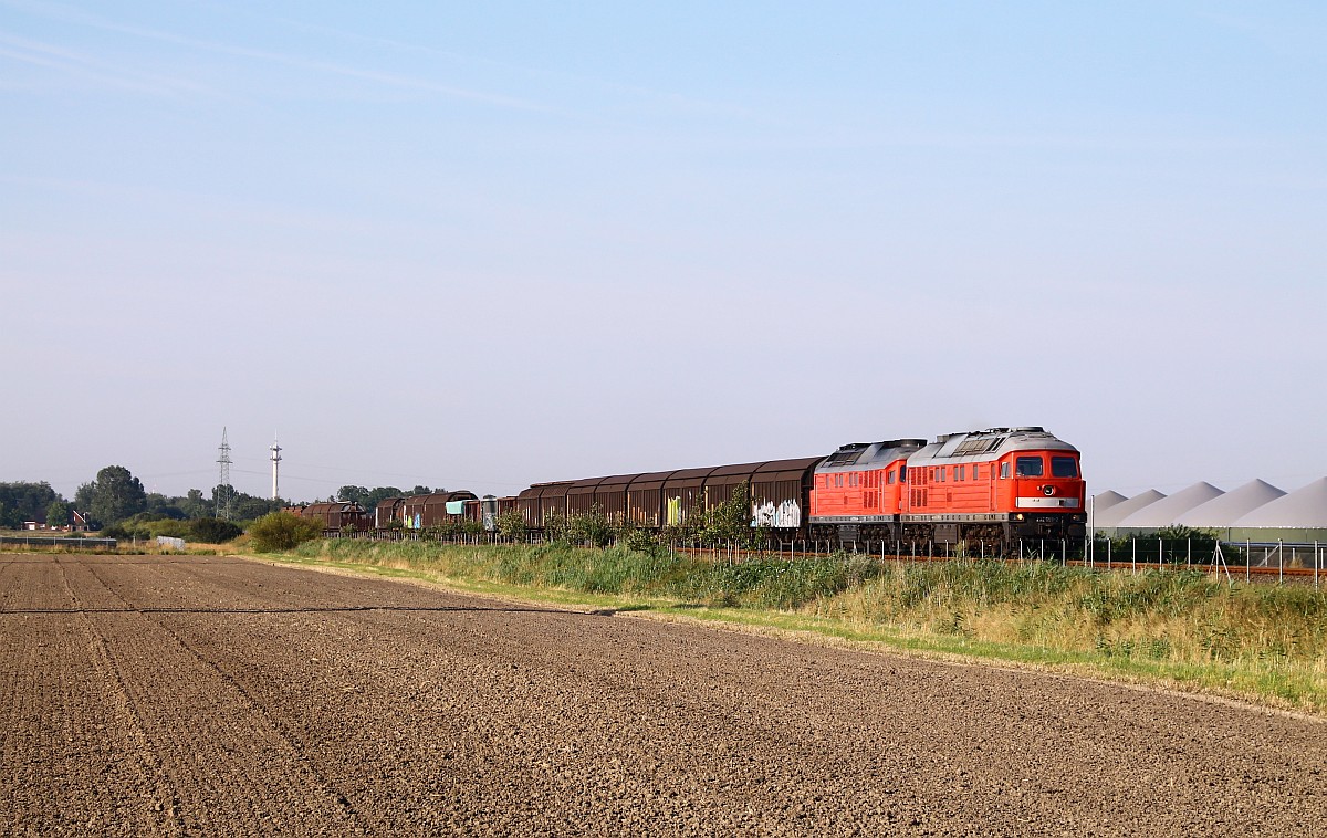 DB 232 669-2 und 388-9(Ausfall)mit einem der vielen Umleiter nach Dänemark hier aufgenommen am Ortsausgang von Niebüll an der Strecke nach Tønder/DK. 22.07.2014