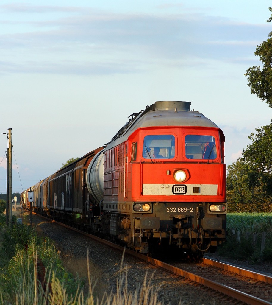 DB 232 669-2 mit dem schwarzen  DB Keks  brummt hier mit dem EZ 47420 durch Jübek Richtung Husum. 23.07.2015