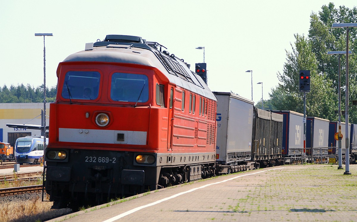 DB 232 669-2 mit KLV Umleiter bei der Einfahrt in Husum festgehalten. 19.07.2014