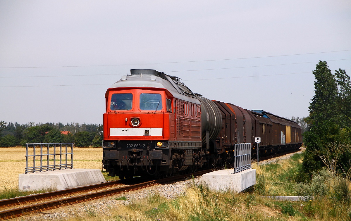 DB 232 669-2 mit Umleiter nach Deutschland festgehalten an einem Bü in Bredebro/DK gut 10km vor Tønder. 22.07.14