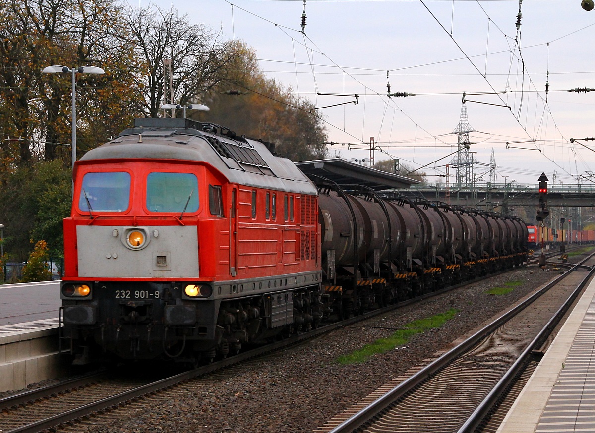 DB 232 901-9(LTS 0262,Bj 1974, ex.132 072-0,ex 232 072-9, ex 234 072-7) dieselt hier gemütlich mit einem kurzen Öler durch Langwedel. 01.11.2013