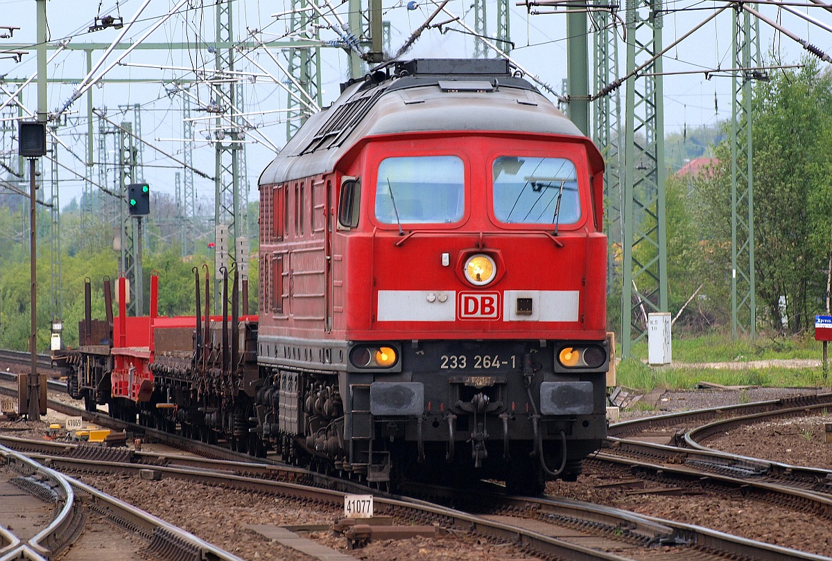 DB 233 264-1 brummt hier gemütlich mit einem kurzen Gz durch HH-Harburg. 06.05.2010