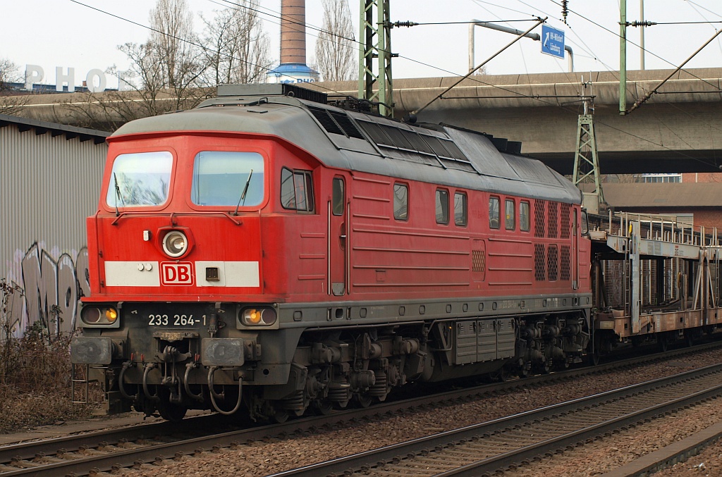 DB 233 264-1 kam 5 min später aus der Gegenrichtung mit einem leeren Autotransportzug durch Harburg gedieselt. 30.3.11