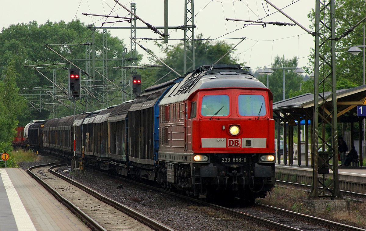 DB 233 698-0 mit dem EZ 47417 aus Dänemark kommen auf dem Weg nach Maschen. Schleswig 15.07.2015