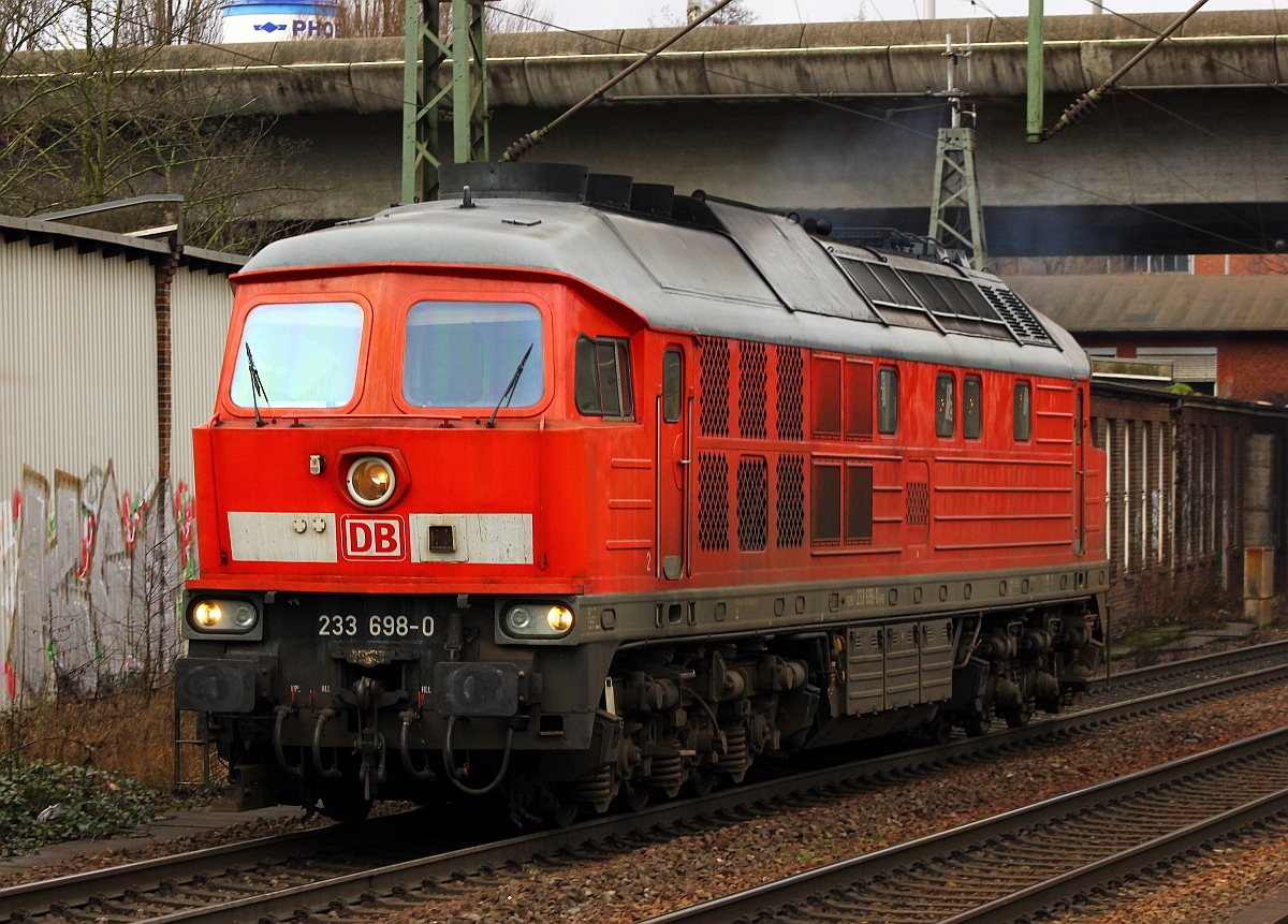 DB 233 698-0(REV/BCS X/18.08.10)dieselt hier solo durch HH-Harburg. 21.02.2015