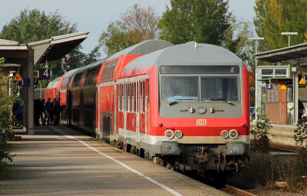 DB 245 004-7 der DB Regio Bayern/Kempten steht hier mit ihrem  Ersatz-Zug  bestehnd aus den Wagen DBz 750.4 und DABz 755.4 aus Bayern, einem DBz 750.4 aus Stuttgart und dem Steuerwagen Bnrdzf 483.1 aus Münster als RE 6 nach Westerland im Bahnhof Husum. 14.10.19