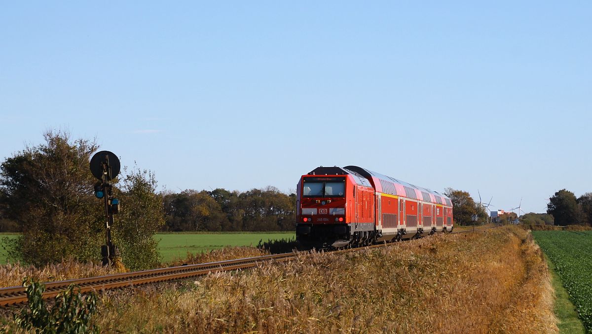 DB 245 004 schiebt Dosto-Wendezug nach Hamburg-Altona, aufgenommen am Bü Südergotteskoog 19.10.2022