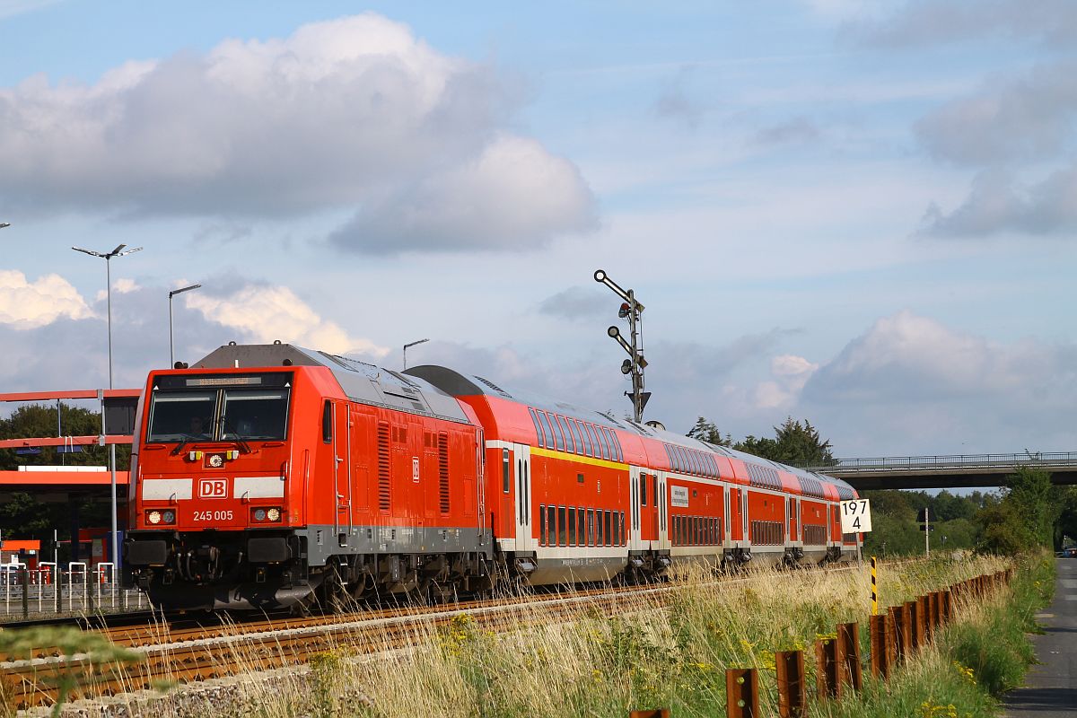 DB 245 005 mit Doppelstockwagen als RE 11022 nach Westerland (Sylt) passiert das Einfahrtsignal von Niebüll 28.07.2023