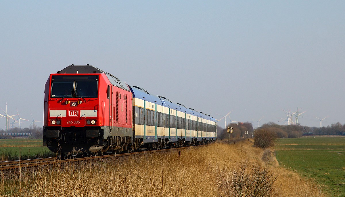 DB 245 005 mit RE 6 nach Westerland. Bü Triangel 20.03.2022