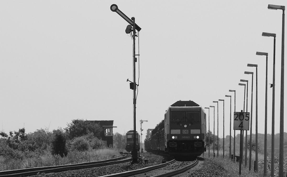 DB 245 021 mit SyltShuttle nach Westerland in der s/w Version. Lehnshallig 19.07.2022 I