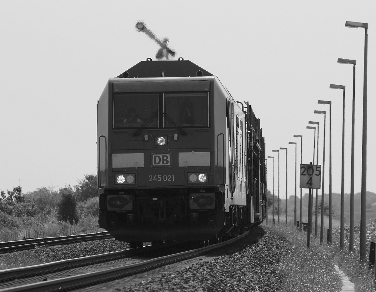 DB 245 021 mit SyltShuttle nach Westerland in der s/w Version. Lehnshallig 19.07.2022 I