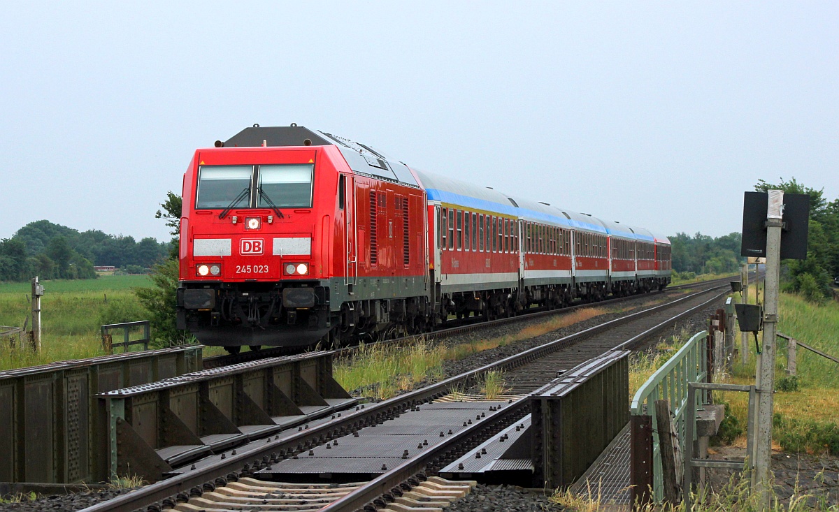 DB 245 023 mit Marschbahn Ersatzpark unterwegs Richtung Niebüll/Westerland. Bü Bongsiel