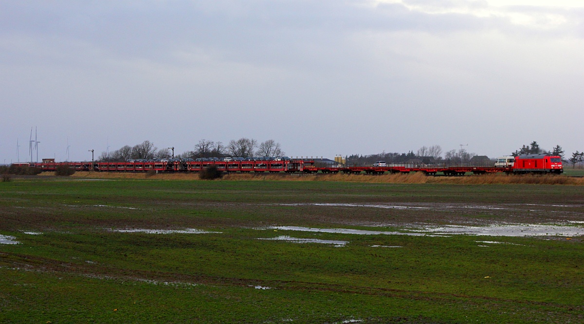 DB 245 024-5 mit SyltShuttle nach Niebüll aufgenommen Höhe Einfahrt Lehnshallig(von Niebüll aus gesehen, Standort an einem Windrad) 26.12.17