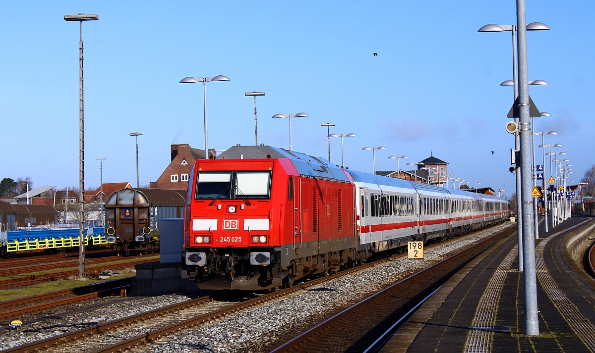 DB 245 025-2 mit dem IC 2311 Ausfahrt Niebüll. 26.02.2022