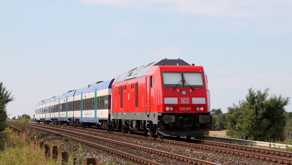 DB 245 025 als Schublok eines RE 6 nach Westerland. Dreieckskoog/Klanxbüll 26.07.2017