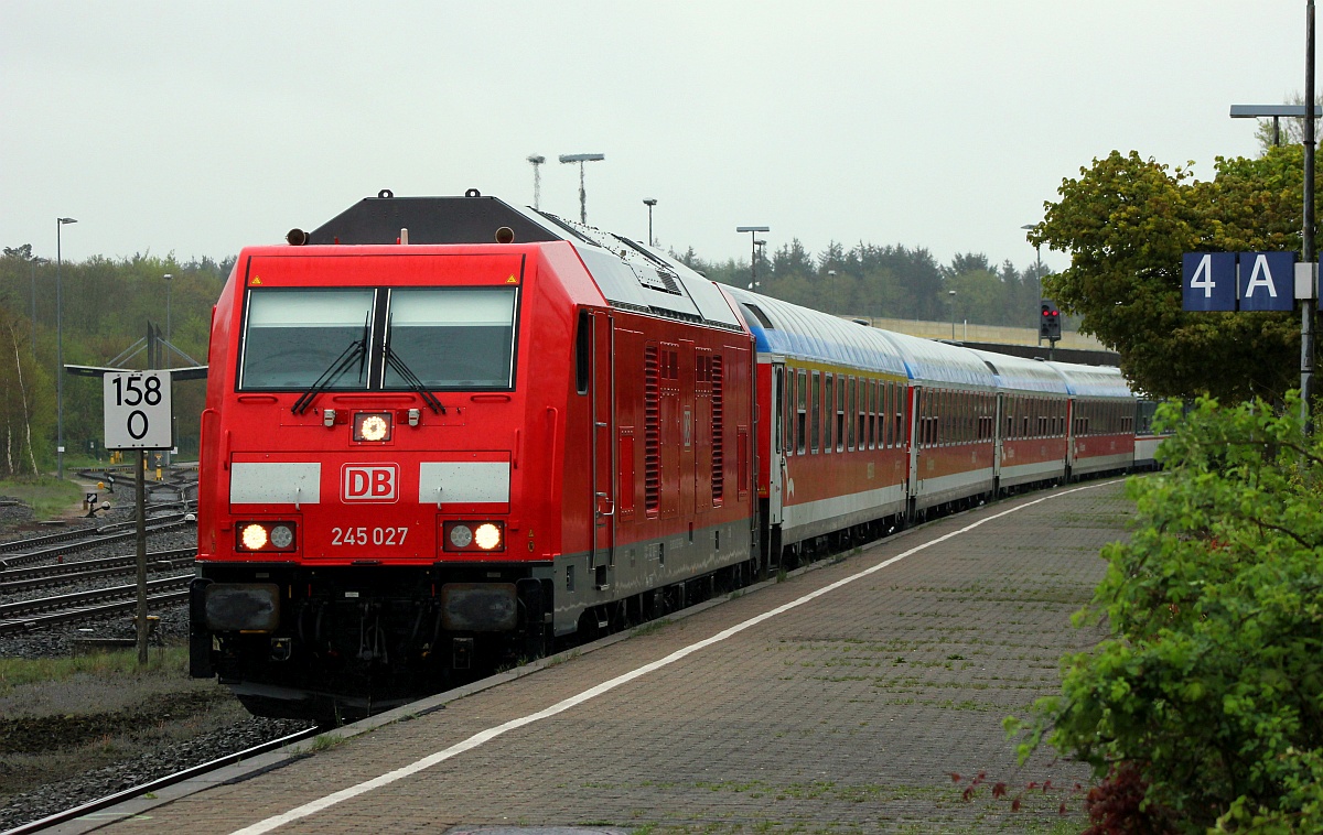 DB 245 027 mit ex SH Express Wagen und NX Steuerwagen als RE6 nach Westerland. Husum 01.05.2018