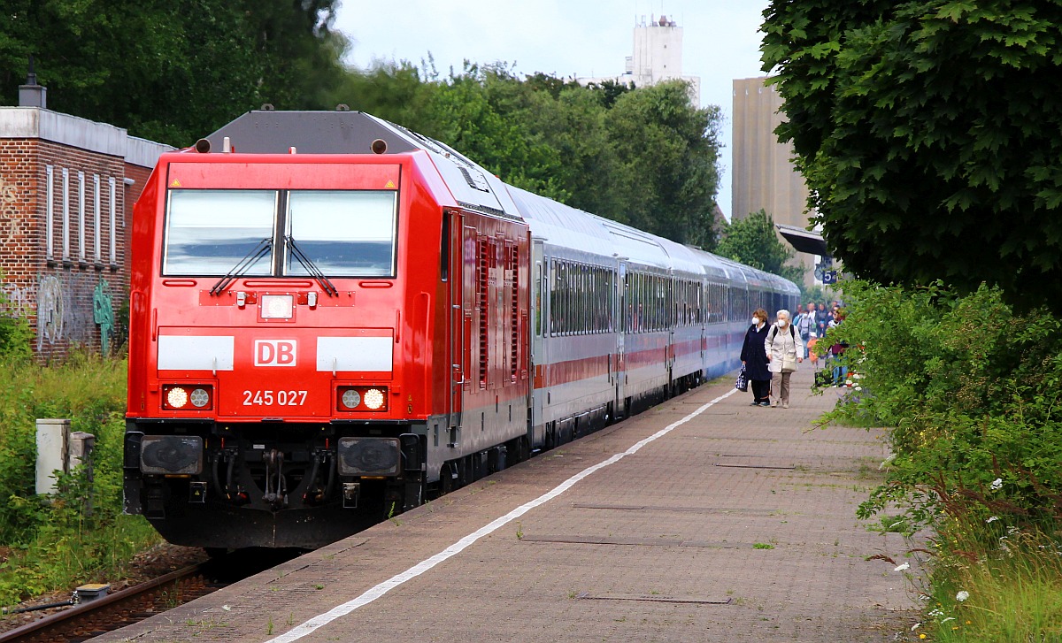 DB 245 027 mit IC 2311 und qualmender Bremse Einfahrt Husum. 16.07.2022