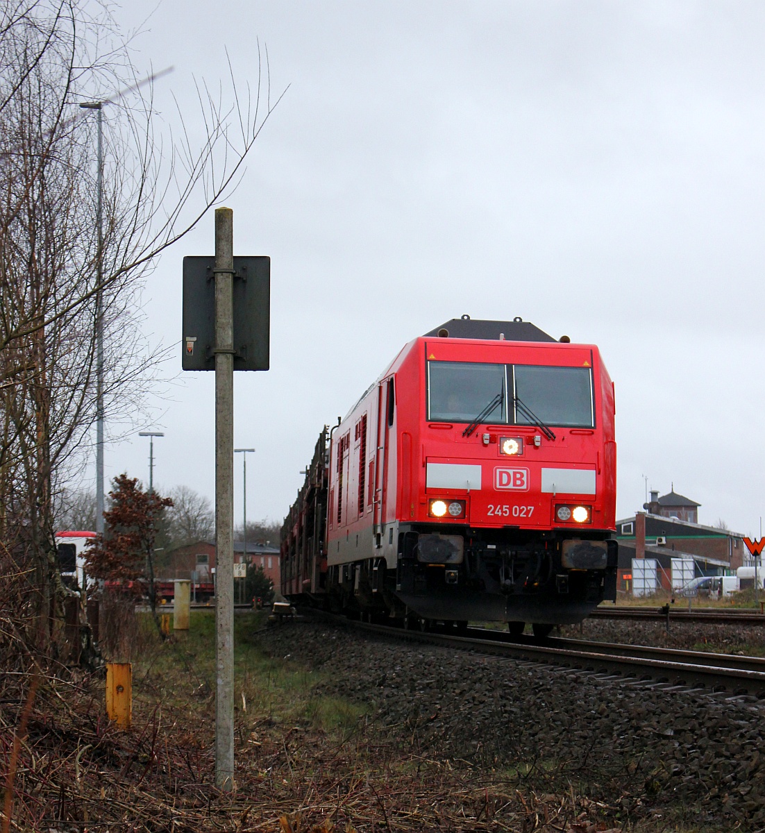 DB 245 027 verlässt hier mit einem SyltShuttle Niebüll, Dank Vegetationsrückschnitt durch DB Garten und Landschaftsbau kann man am Bw wieder alles gut einsehen.... 26.12.17