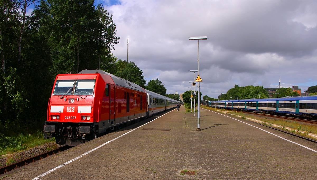 DB 245 027 verlässt Husum mit dem IC 2311 und recht rangiert die 245 215 einen MP Wagen Park in das Bw Husum. 16.07.2022 