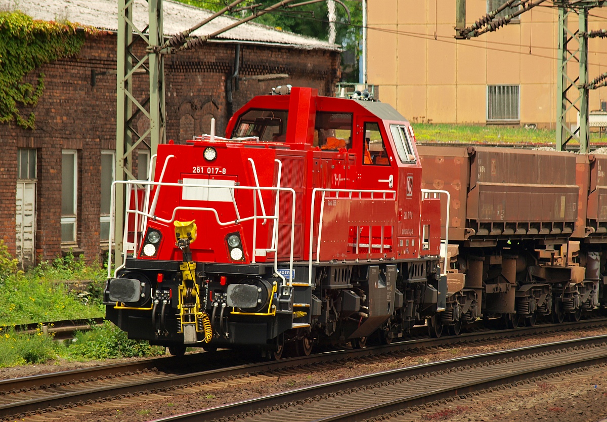 DB 261 017-8 dieselt hier durch HH-Harburg. 01.07.2011(üaVinG)