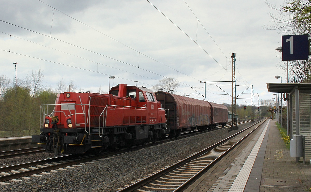 DB 261 037-6 mit einer kurzen Übergabe aus Flensburg Weiche kommend hat hier auf dem Weg nach Neumünster Durchfahrt in Schleswig. 19.04.2017