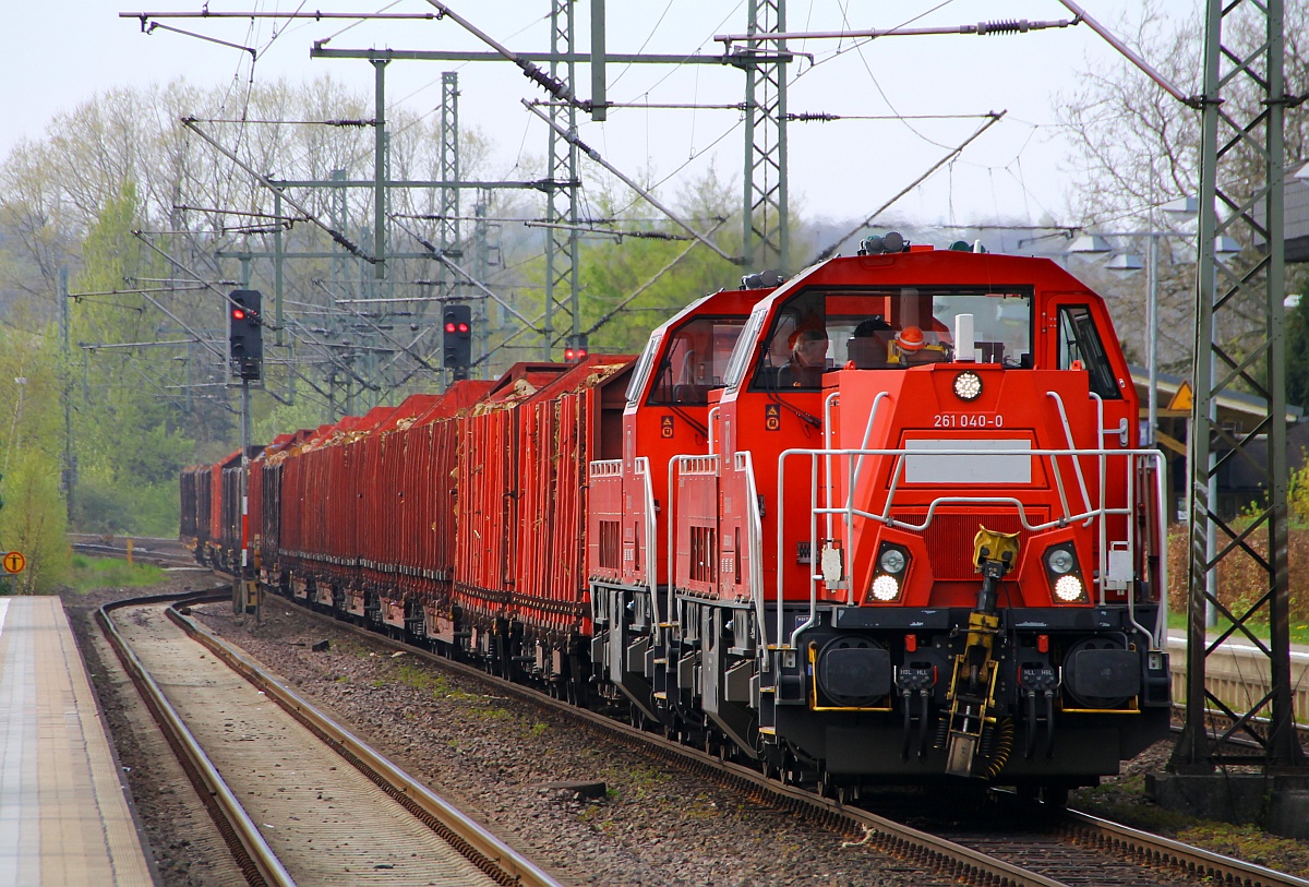 DB 261 040-0 und 100-2 mit dem vor Ostern schon zusammen gestellten Holzzug(EK 53451)aus Flensburg-Weiche bei der Durchfahrt in Schleswig. 21.04.2014