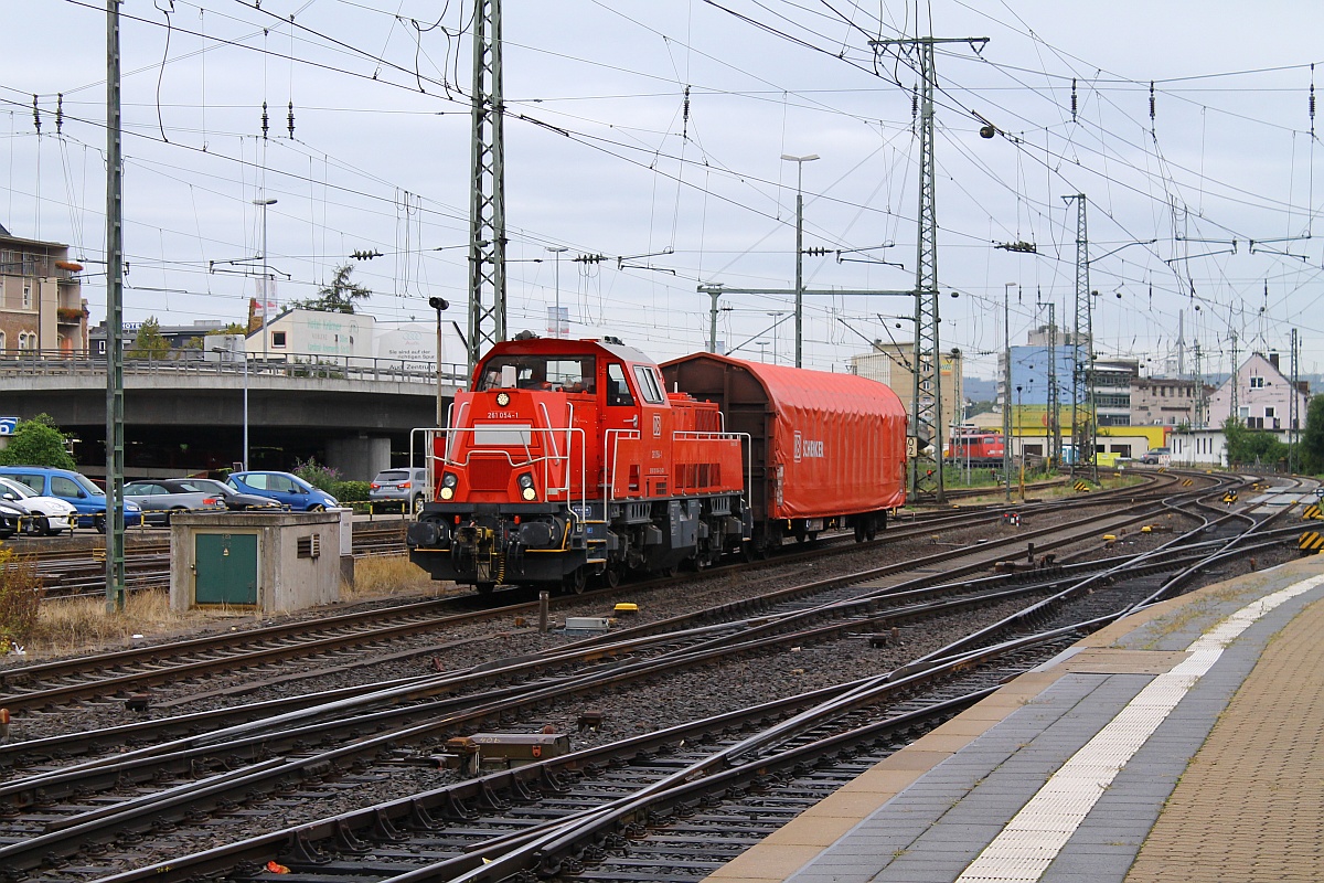 DB 261 054-1 dieselt hier mit einem Rins655 durch den Koblenzer Hbf. Im Hintergrund schwach zu erkennen die damals dort  Foto  ungünstig abgestellte 6 110 441-3. Koblenz 16.09.2013