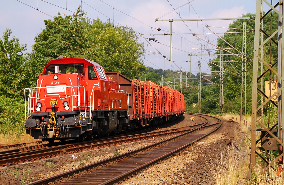 DB 261 092-1 mit dem EK 53368(Flensburg-Weiche - Neumünster)passiert hier den Bü Karpfenteich in Schleswig. 28.07.2014