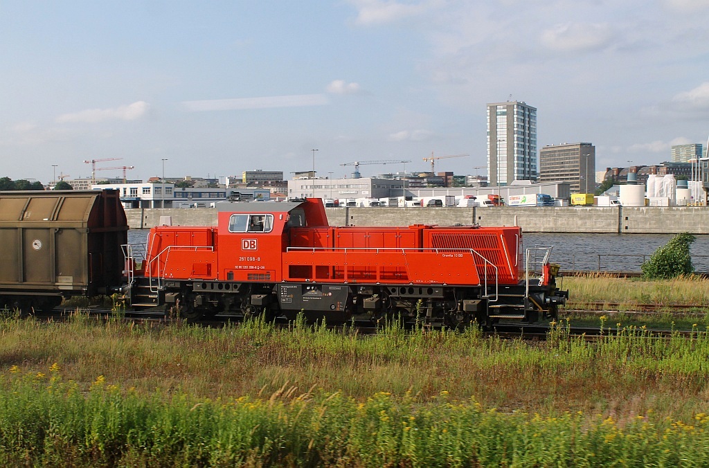 DB 261 098-8 rangiert hier H-Wagen entlang der alten Gbf Anlage am Hbf Hamburg/Oberhafen(aufgenommen aus der ME). 06.08.2013