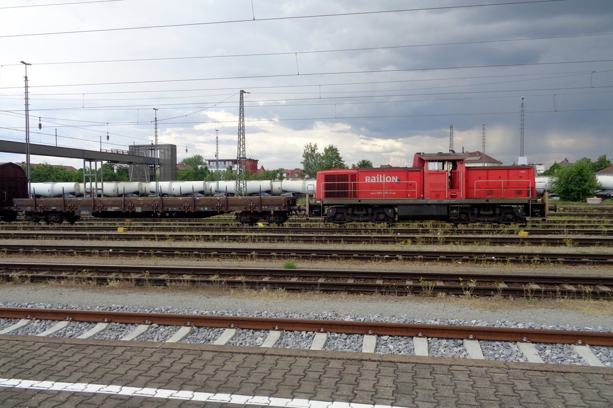 DB 294 795 rangiert am 9 Mai 2018 in Plattling.