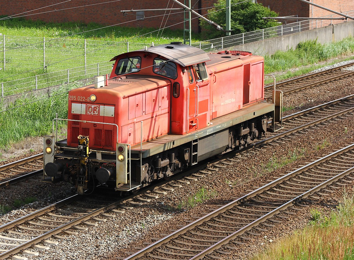 DB 295 022-8 aufgenommen während einer Rangierfahrt. HH-Waltershof/Altenwerder 23..07.2015