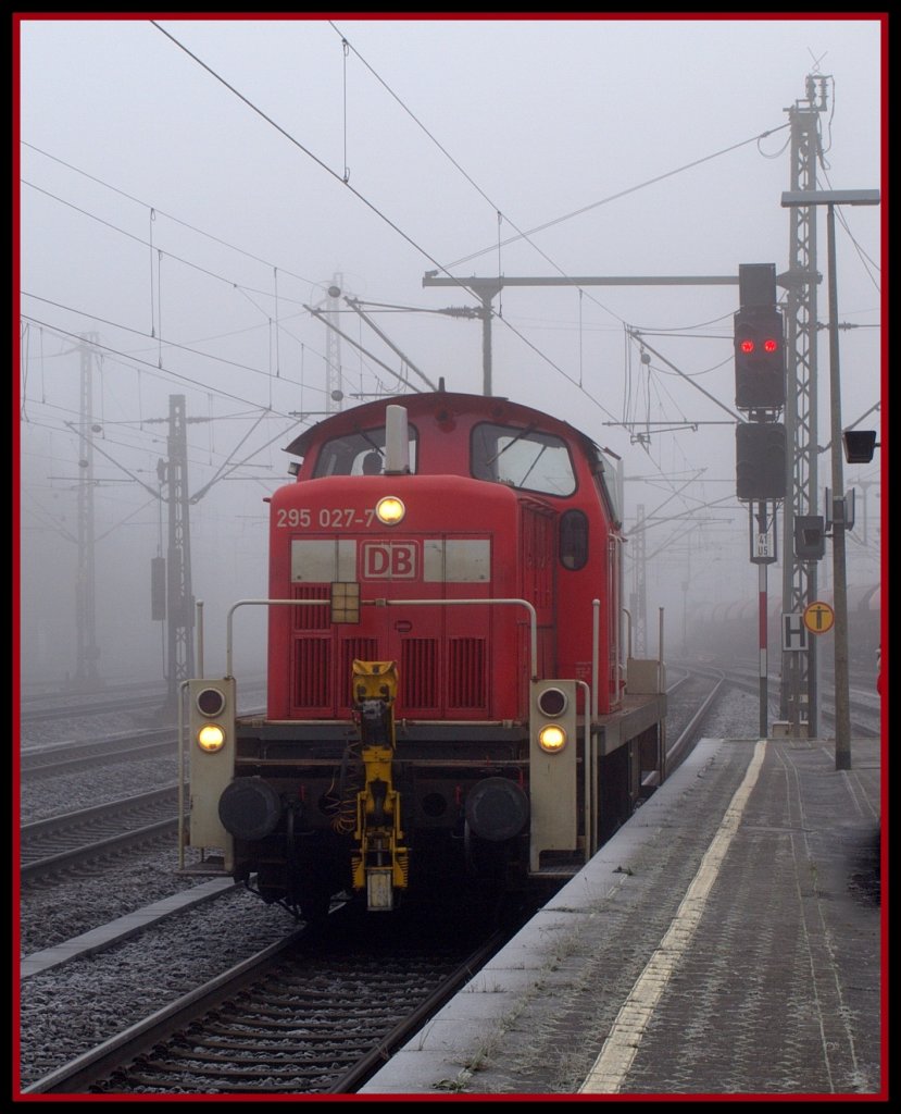 DB 295 027-7 inzwischen ja an ein privates EVU verkauft und in grau/grün unterwegs dieselt hier bei Morgennebel durch HH-Harburg. 29.12.2009