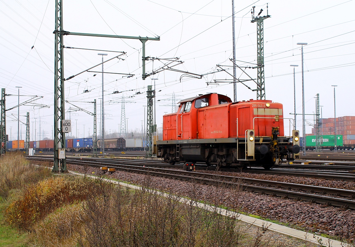 DB 295 042-6 rangierte fröhlich brummend an den Fotografen vorbei Richtung Rbf Alte Süderelbe/HH-Waltershof 29.11.2014.