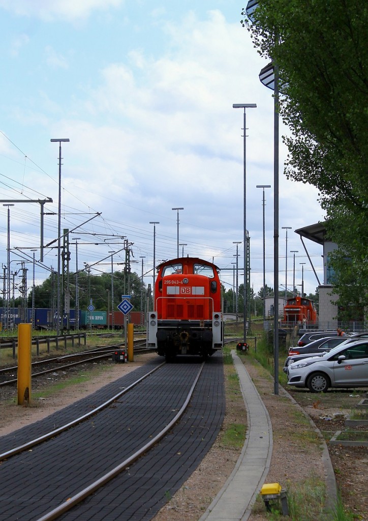 DB 295 043-4 steht hier fast direkt vor dem riesigen Stellwerk HH-Alte Süderelbe(der große Pilz der kurz nachdem oder bevor man in den Elbtunnel fährt zu sehen ist). Hamburg 23.07.2015