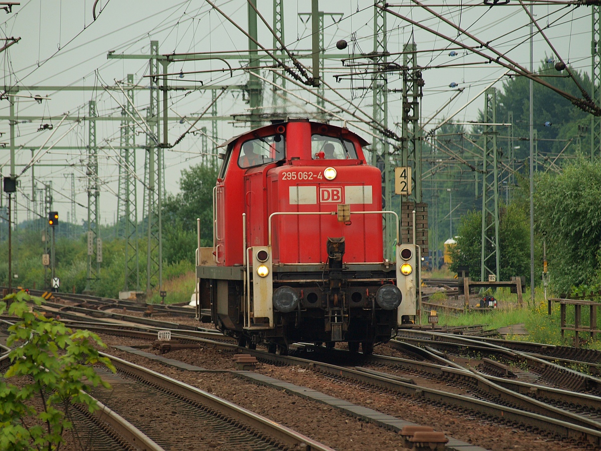 DB 295 062-4 brummt fröhlich durch HH-Harburg. 08.07.2011(üaVinG)