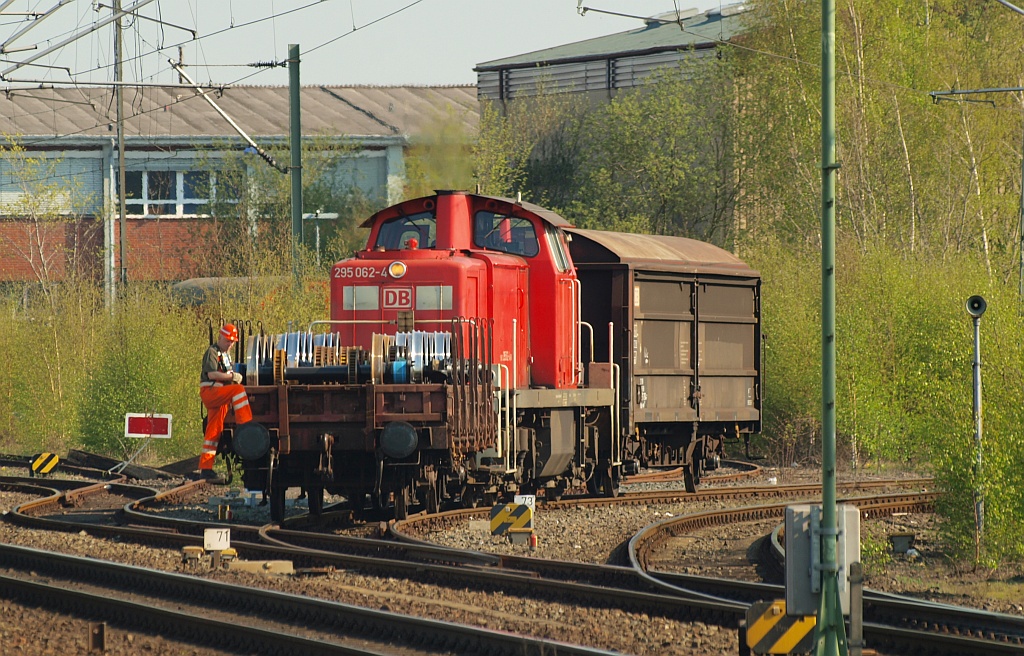 DB 295 062-4 hier bei Rangierarbeiten in NMS Gbf. Neumünster 21.04.11