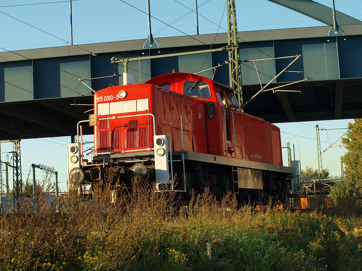 DB 295 090-5 bei Rangierarbeiten an der  Blauen Brücke  in Hamburg. 30.09.2011