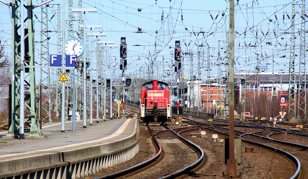 DB 295 099-6 dieselt hier aus dem Gbf Neumünster kommend gleich durch den Bhf Neumünster. 05.04.2012