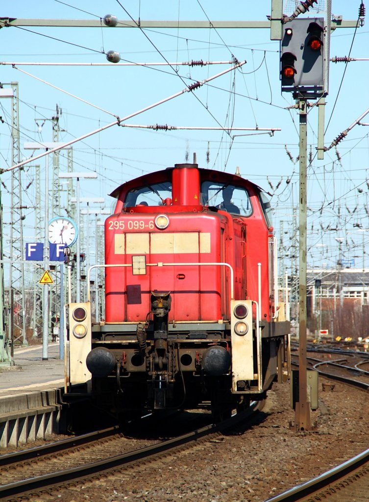 DB 295 099-6 rangierte kurz in Neumünster Gbf und fuhr dann Richtung Hamburg weg. NMS 05.04.12