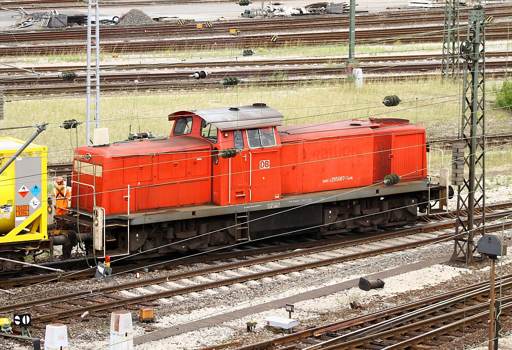 DB 3295 087-1 augenommen bei Verschubarbeiten im Gbf Maschen. 29.06.2013