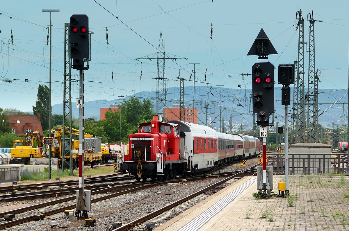 DB 3363 649-5 rangieren hier mit einem CNL Leerpark und der 6120 114-4 am Zugende im Bahnhof Basel Bad. 01.06.2012